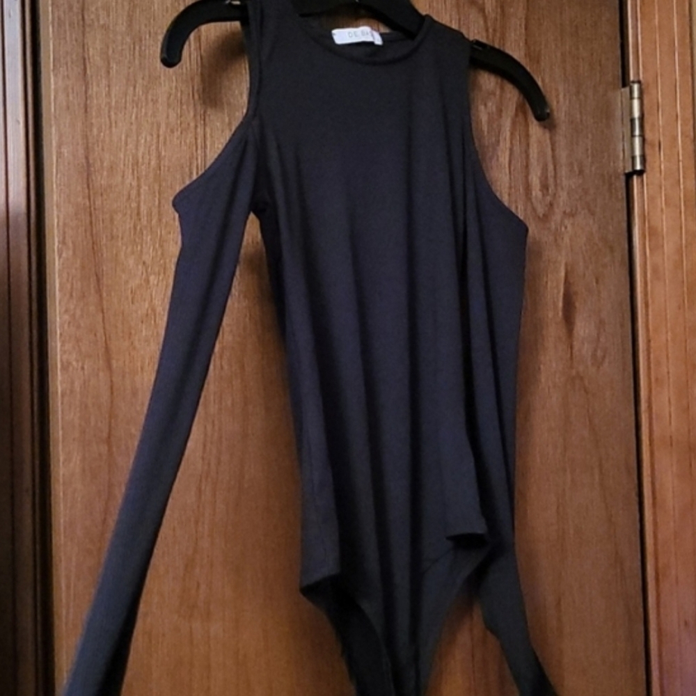 De Base Cold Shoulder Ribbed Body Top - Picture 2 of 4